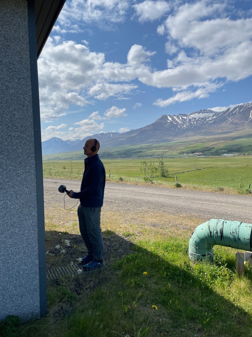 Gerry Hadden að taka upp hljóð við jarðhitasvæðið að Laugarlandi í Eyjafjarðarsveit